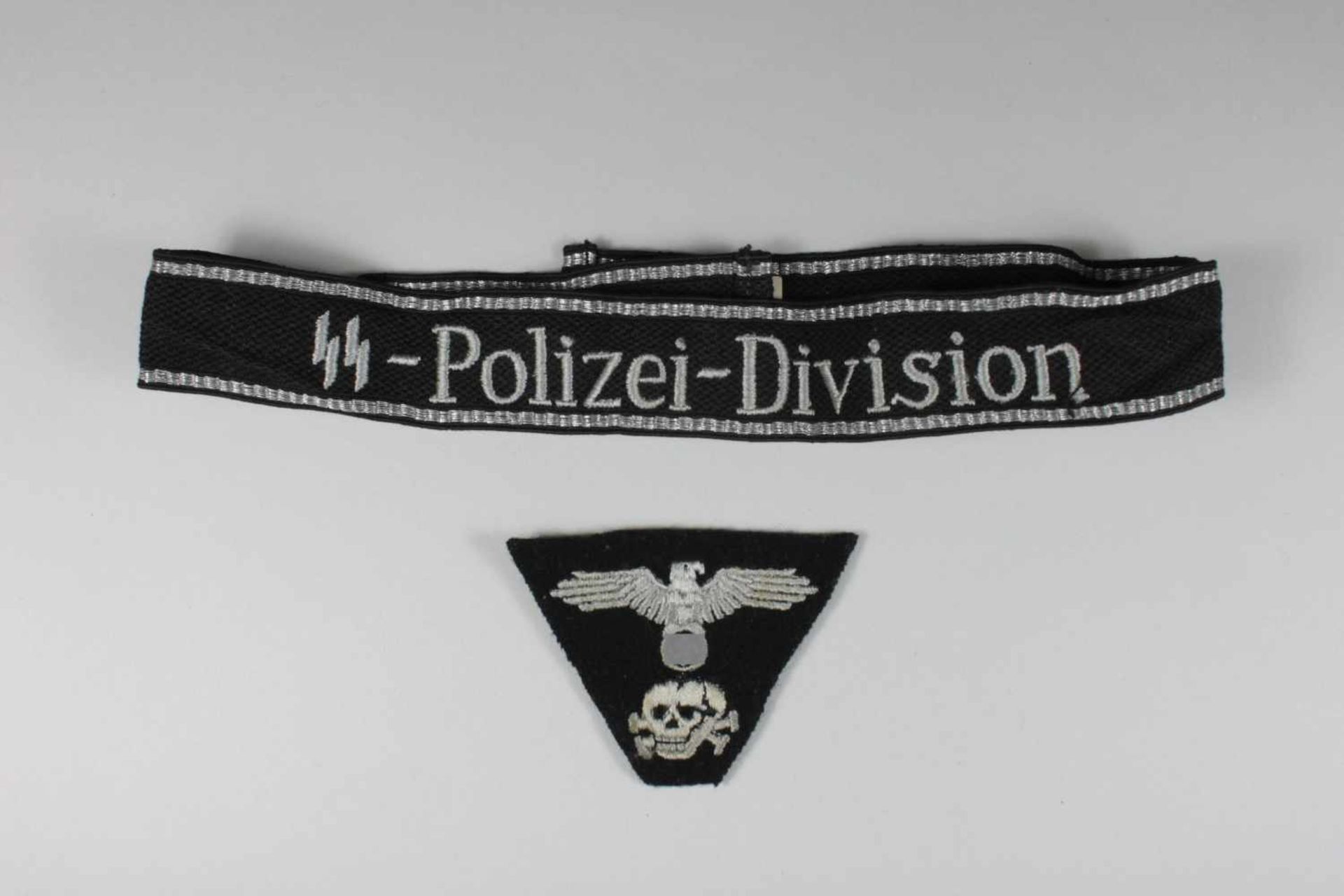 Konvolut, Ärmelband SS Polizei Division, ungetragen, rückseitig mit RZM - Etikett, komplette Länge