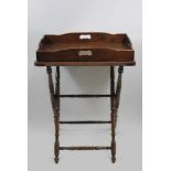 Butlers tray on stand, England, um 1920, Mahagoni massiv bzw. teilw. funiert, Maße: 80 x 63 x 43