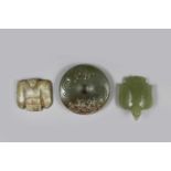 3 Alte Jade-Schnitzerein, China, 1x Bi mit doppelseitigem Relief Chi-Long-Muster, D.: 5,3 cm, 2x