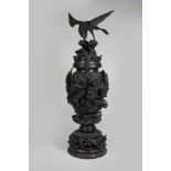 Monumentale japanische Meiji Bronze Vase mit reliefplastischer Dekor, 1868 - 1912, Bronze, dunkel