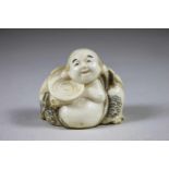 Netsuke, Japan, Bein, lachender Buddha mit einer Schale, vollplastisch geschnitzte Miniatur mit