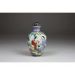 Snuff Bottle, China, Porzellan, rote Qianlong-Marke, Wandung reliefiert und polychrom staffiert,