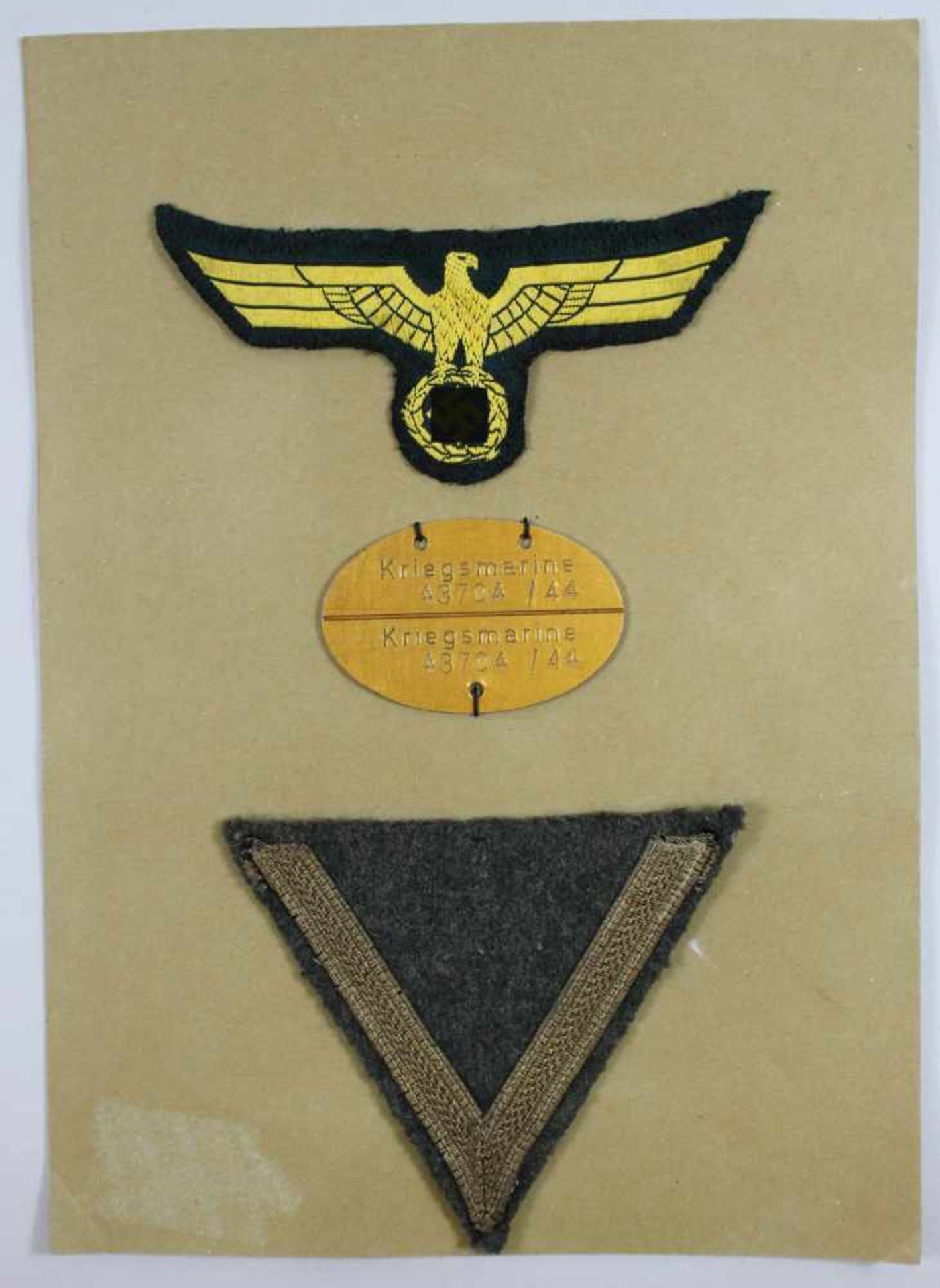 Konv. 2. WK, bestehend aus Uniformaufnäher Reichsadler mit HK, Kriegsmarine Erkennungsmarke