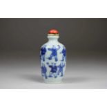 Snuff Bottle, China, Porzellan, mit seltener 6-Zeichen Qianlong-Siegel-Marke, staffiert blau-