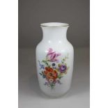 Vase, staatl. Meissen, blaue Schwertermarke unter Glasur, 2. Hälfte 20. Jh., 2. Wahl, Dekor: