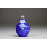 Snuff Bottle, China, Opak-Weiss-Glas, mit seltener 4-Zeichen Qianlong Siegel-Marke, mit blauer