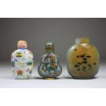 3 Snuff Bottles, China, 1x Achat mit Flecken, 1x Opak-Weiss-Glas mit emailierten Schmetterlingen und