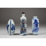 3 Snuff Bottles, China, Porzellan, 1x blau-weiss-rot staffiert mit Kampfszene, 1x blau-weiss-rot