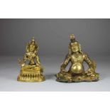 2 Buddha-Figuren, China/ Tibet, Bronze, feuervergoldet, H.: bis 10,8 cm.