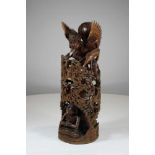Skulptur, Bali 20. Jh., Holzschnitzerei, Garudadarstellung auf Baum, darunter Gläubiger, Maße: 45
