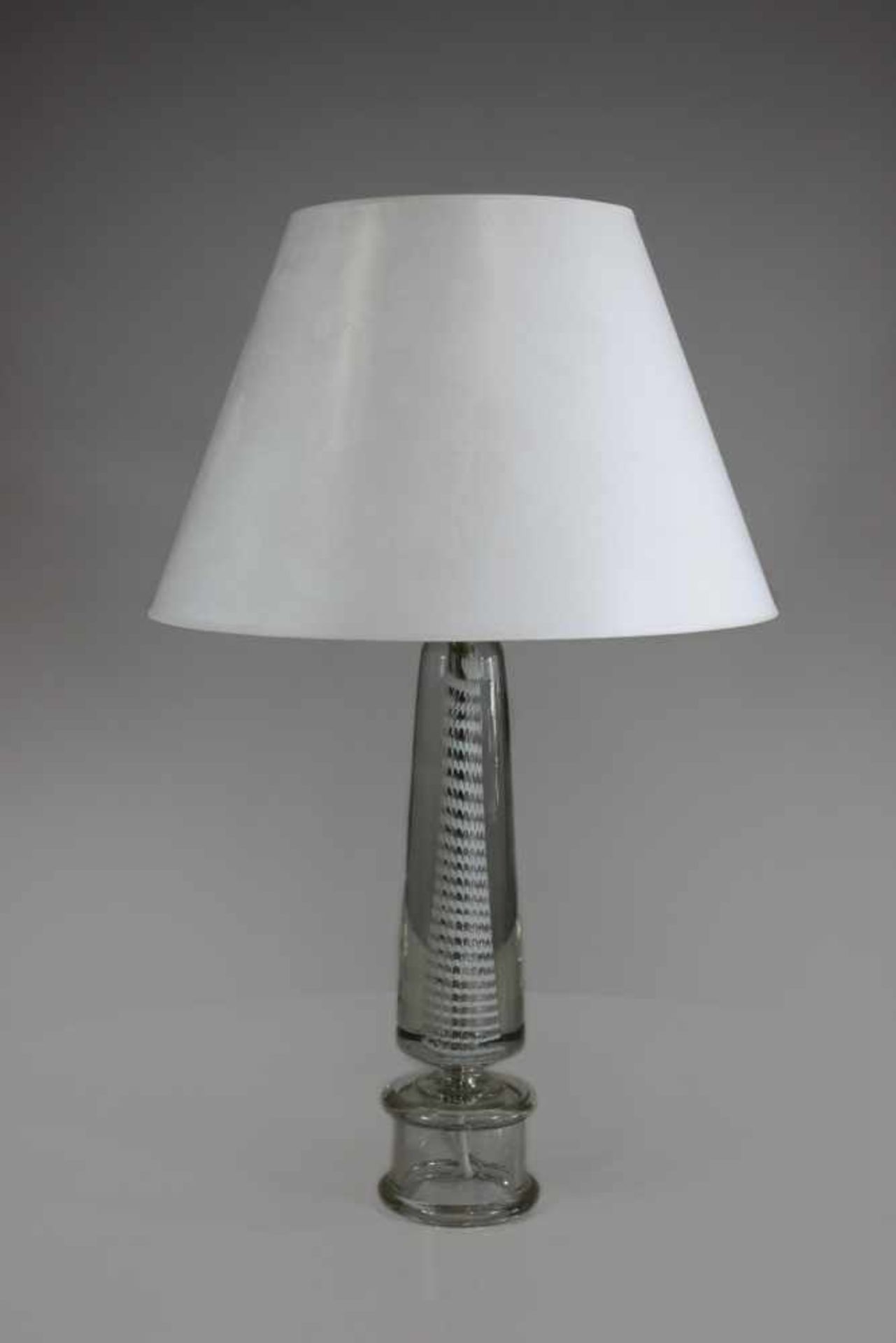 Designer Tischlampe, 1960er / 70er Jahre, Fuß aus Glas, H.: 70 cm.