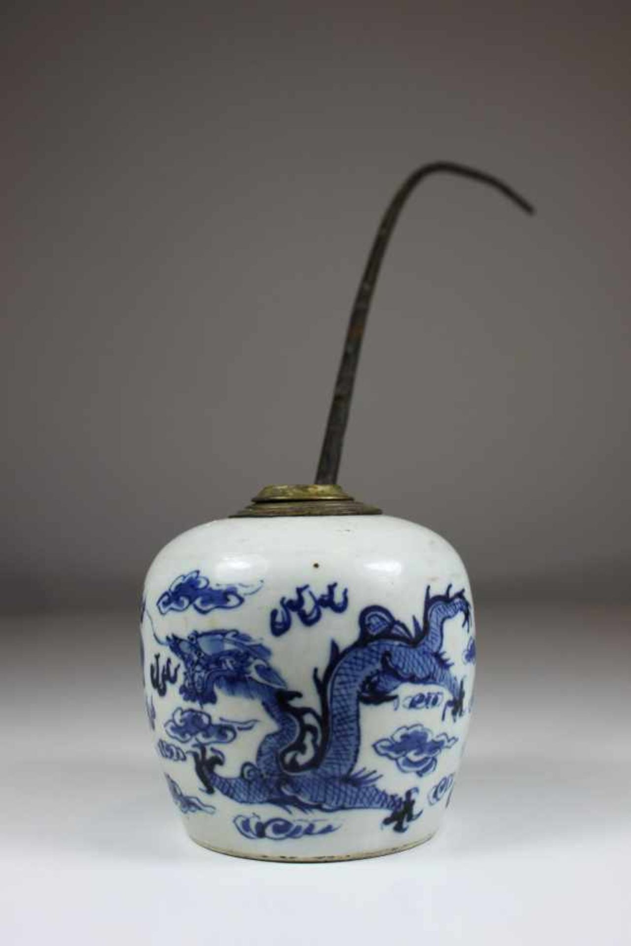 Opiumpfeife, China 19. / 20. Jh., Porzellancorpus mit blauem Drachendekor, H.: 10,5 cm, L.