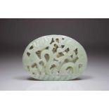 Jadeschnitzerei, China, ovalförmig mit Vogeldekor, feine Schnitzarbeit mit Durchbrüchen, L.: 7,2