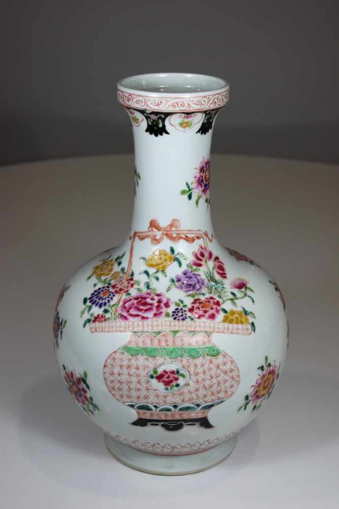 Porzellan Vase, China, famille rose mit Blumendekor, Sechs-Zeichen Guangxu Marke, H.: 36,5 cm, guter