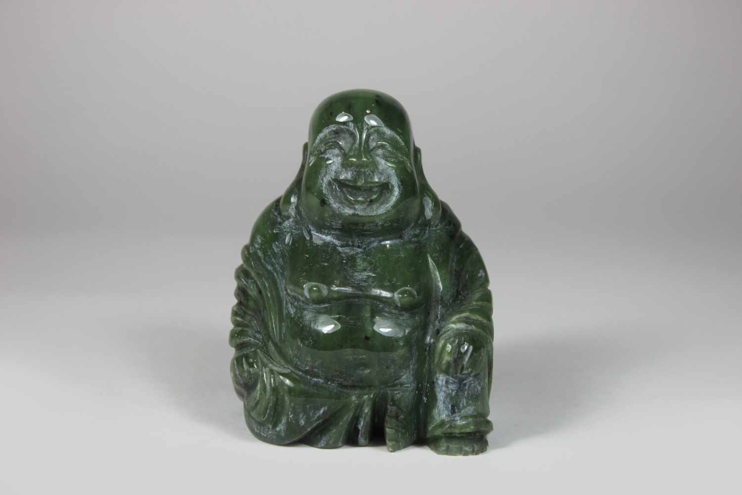 Buddha, China, 20. Jh., Jadeschnitzerei, H.: 7,5 cm.