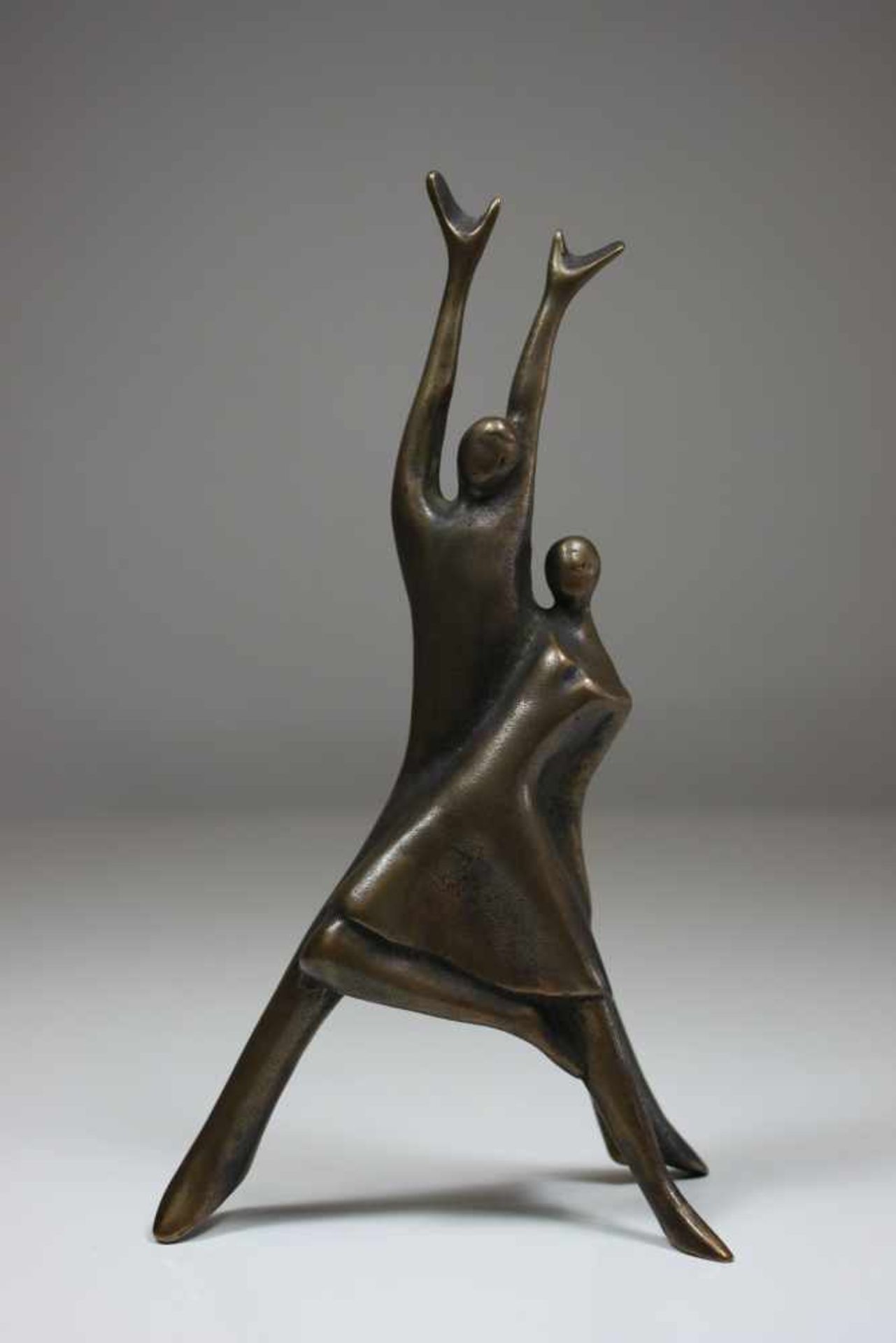Tanzendes Paar, 20 Jh., patinierte Bronze, rückseitig signiert, ca. 21 cm.