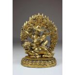 Bronzefigur, (Pehar?), China / Tibet 19. Jh., feuervergoldet, dreiteilige Figur auf Löwen mit