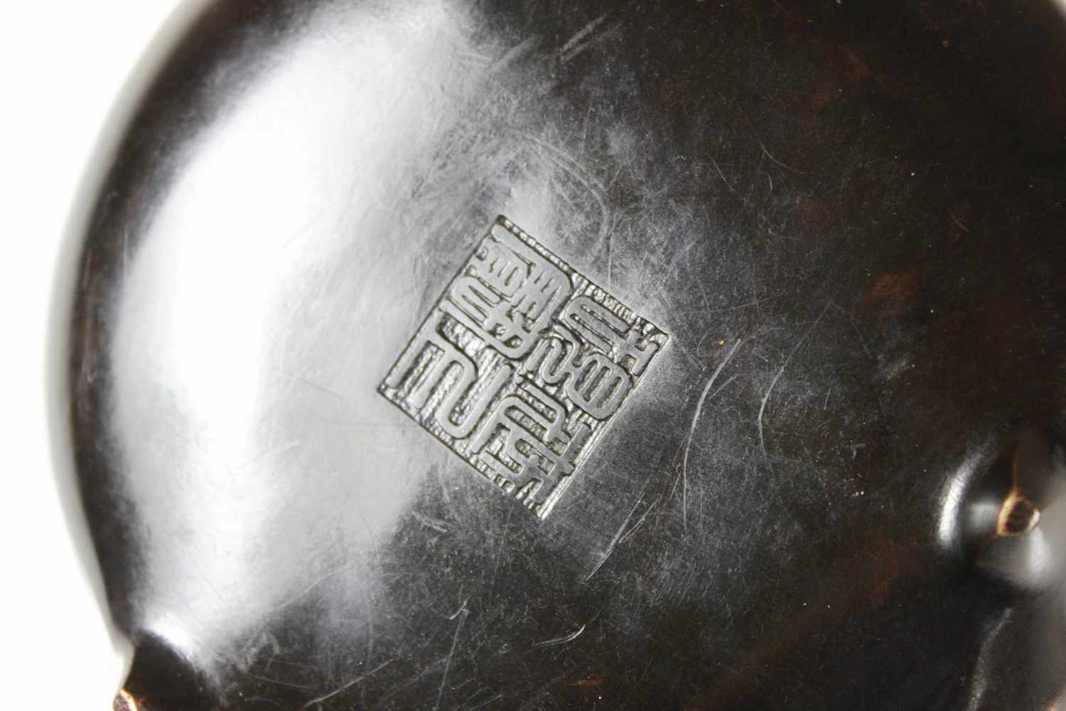 Weihrauchgefäß mit Handhaben, Bronze, China 19. Jh. oder früher, dunkle Patina, 4-Zeichen- - Image 2 of 2