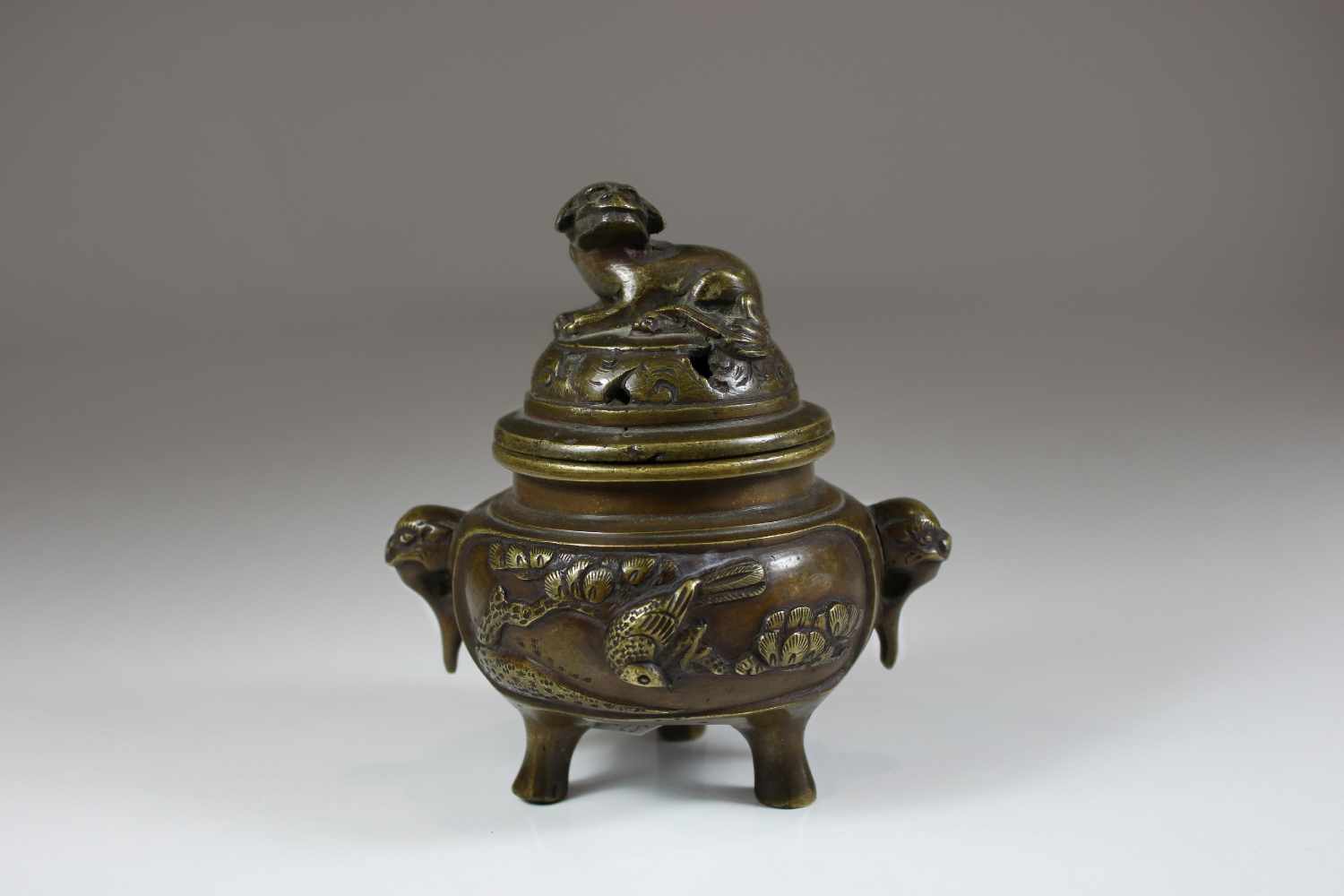 Kleines Räuchergefäß, China 19. Jh., Bronze, mit Handhaben und Vogelrelief, bekrönt durch Fo-Hund,