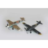 Paar Flugzeugmodelle, Mitte 20. Jh., Maße jeweils 28,5 x 31 cm.