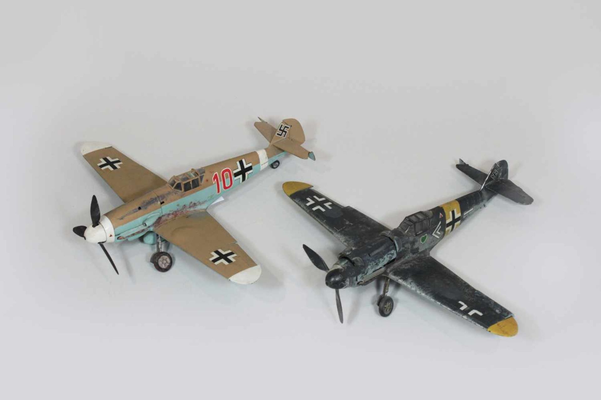 Paar Flugzeugmodelle, Mitte 20. Jh., Maße jeweils 28,5 x 31 cm.