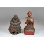 Paar Holzschnitzereien, Südostasien 19. Jh., betender Mönch mit Farbfassung und Vergoldungsspuren,