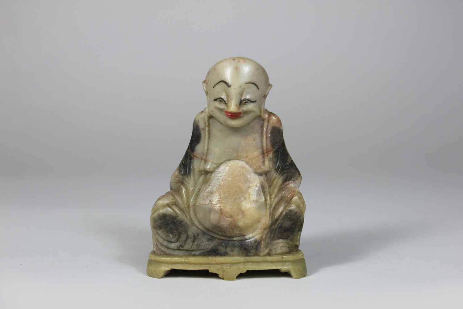 Buddha, China um 1900(?), Steinschnitzerei, Gesicht aufgemalt, Oberkörper gerissen, H.: 8 cm