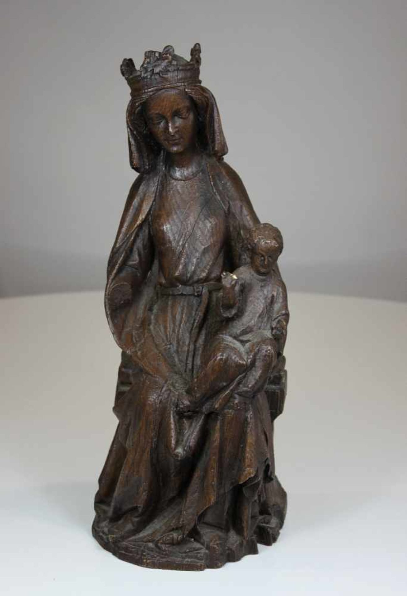 Thronende Madonna mit Kiind, wohl 17 Jh., Holz, plastisch geschnitzt, ca. 44 cm, rechter Hand der