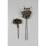 Haarspitzen, 2 Stück, China Qing-Zeit, Silber, 1x verformbare Grille, 1x vergoldet mit Blumen und