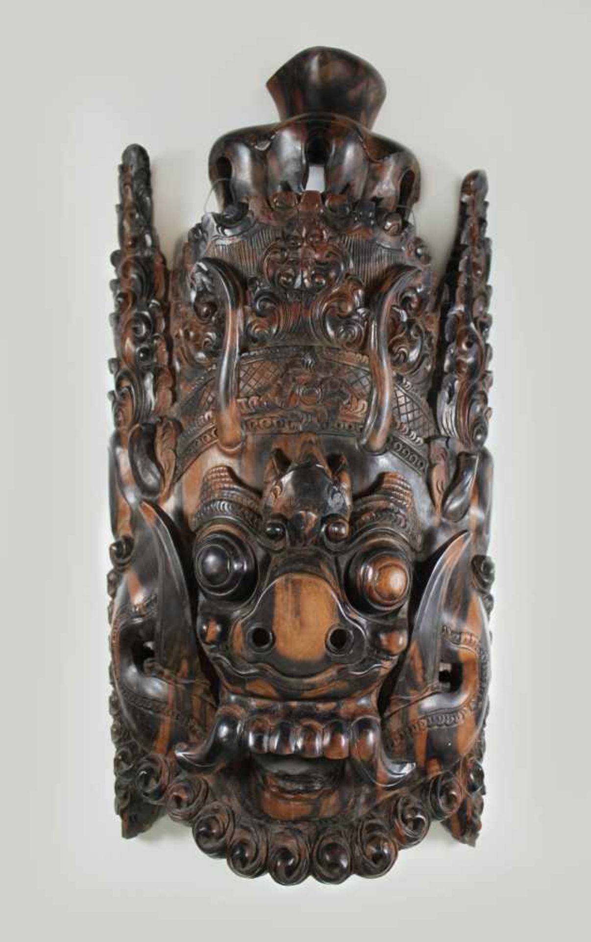 Maske, Bali 20. Jh., Holzschnitzerei, wohl Barongdarstellung, Maße: 45 x 25 cm.