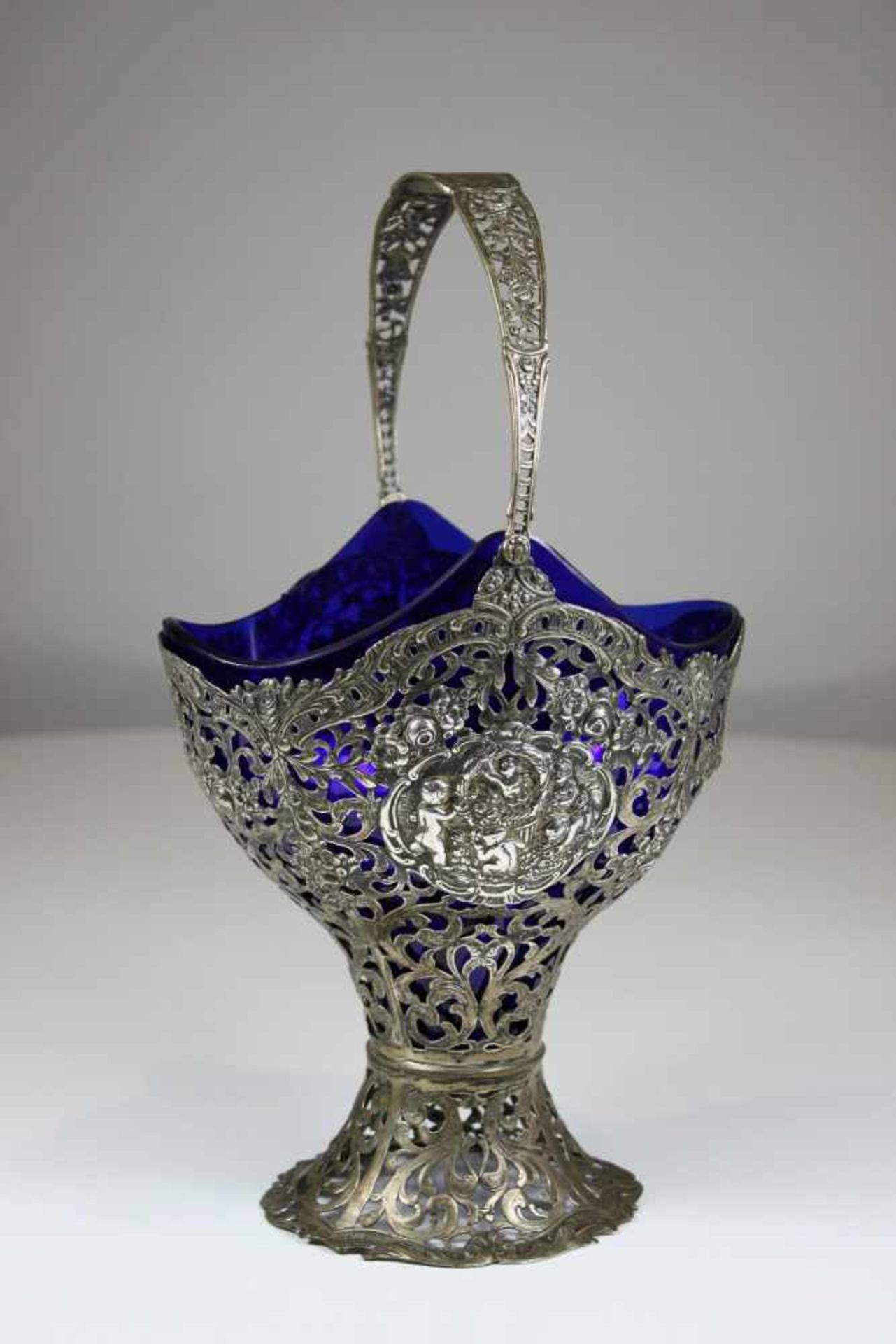 Silberkorb mit Kobaltblauer Glaseinsatzt, wohl 19. Jh., nicht punziert, ca. 523 gr, H. 23 cm,