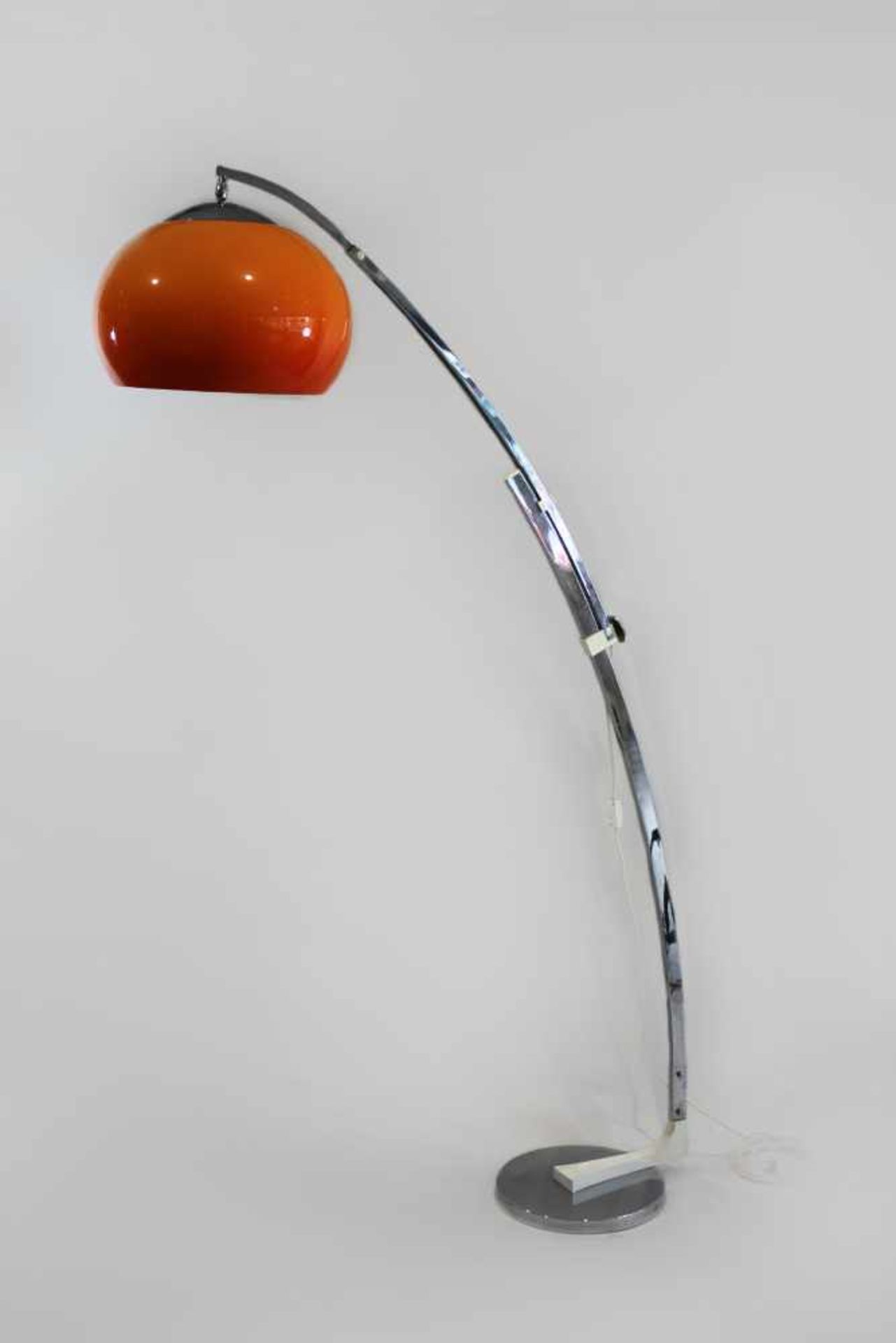 Bogenförmige Stehlampe, 1970er Jahre, oranger Schirm, nickelverchromtes und höhenverstellbares