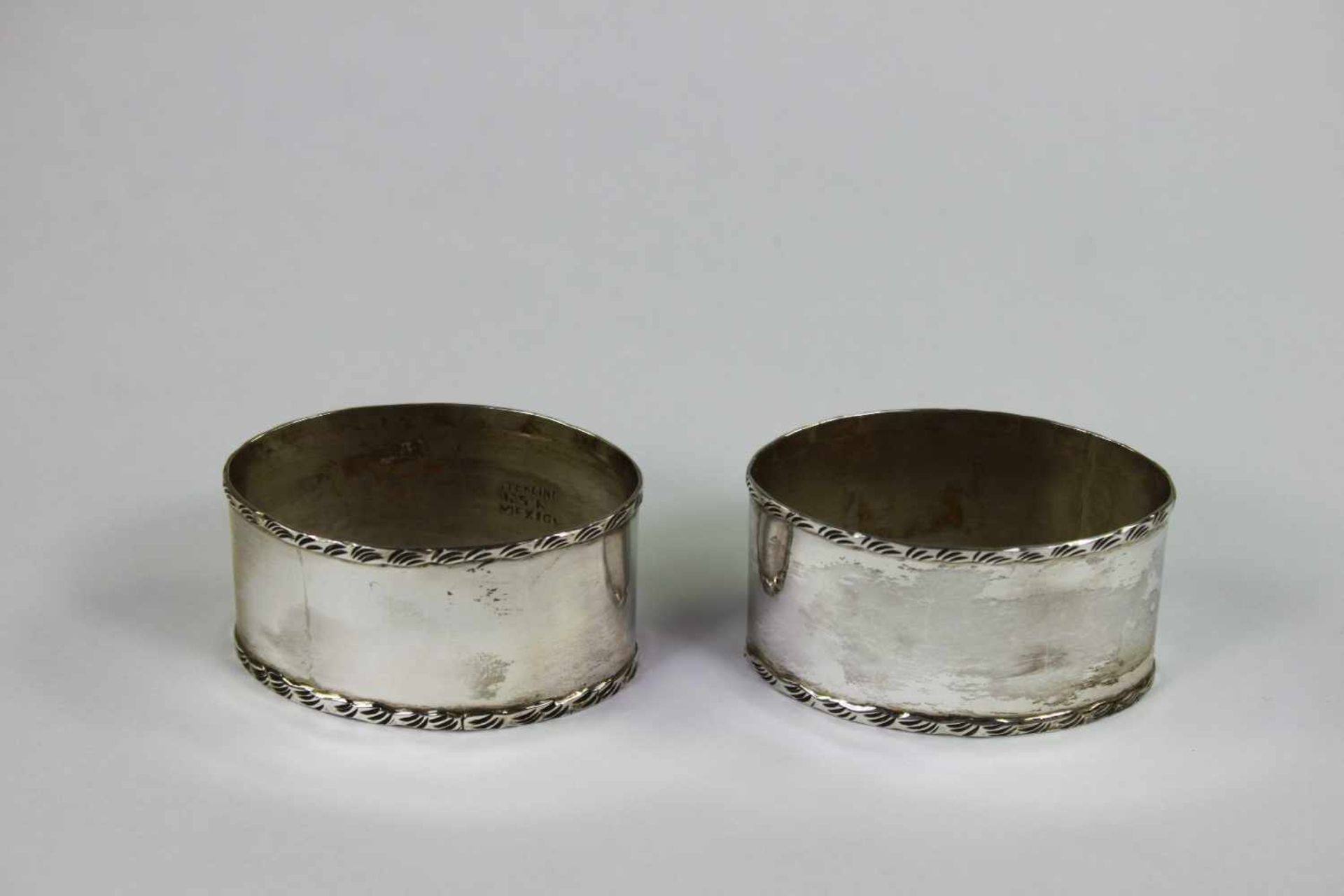 Paar Serviettenringe, 925er Silber, ca. 18 gr., Maße jeweils: 5,2 x 3 x 2,7 cm.