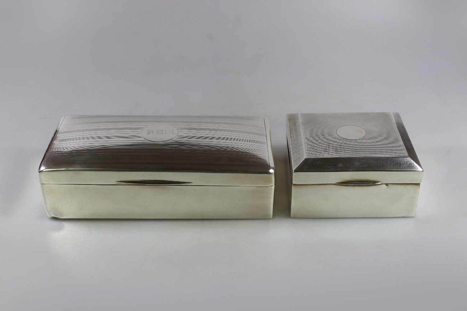 Paar Zigarettendosen, Silber punziert mit Holzkern, Boden beschwert, England Mitte 20. Jh., Maße: 18