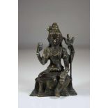Kleine Bronze, Indien 19. Jh., sitzender Shiva mit vier Armen, Dreizack, Halbmondhaarschmuck und