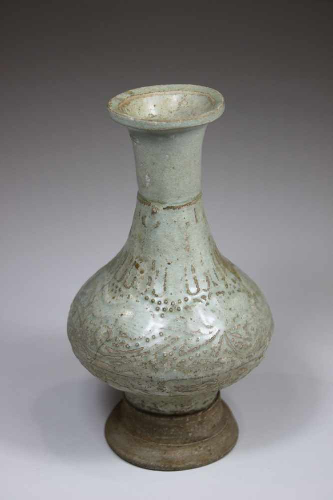 Vase, China, Seladon-Keramik, floraler Dekor, Glasur beschädigt, Haarriss, H.: 20 cm.