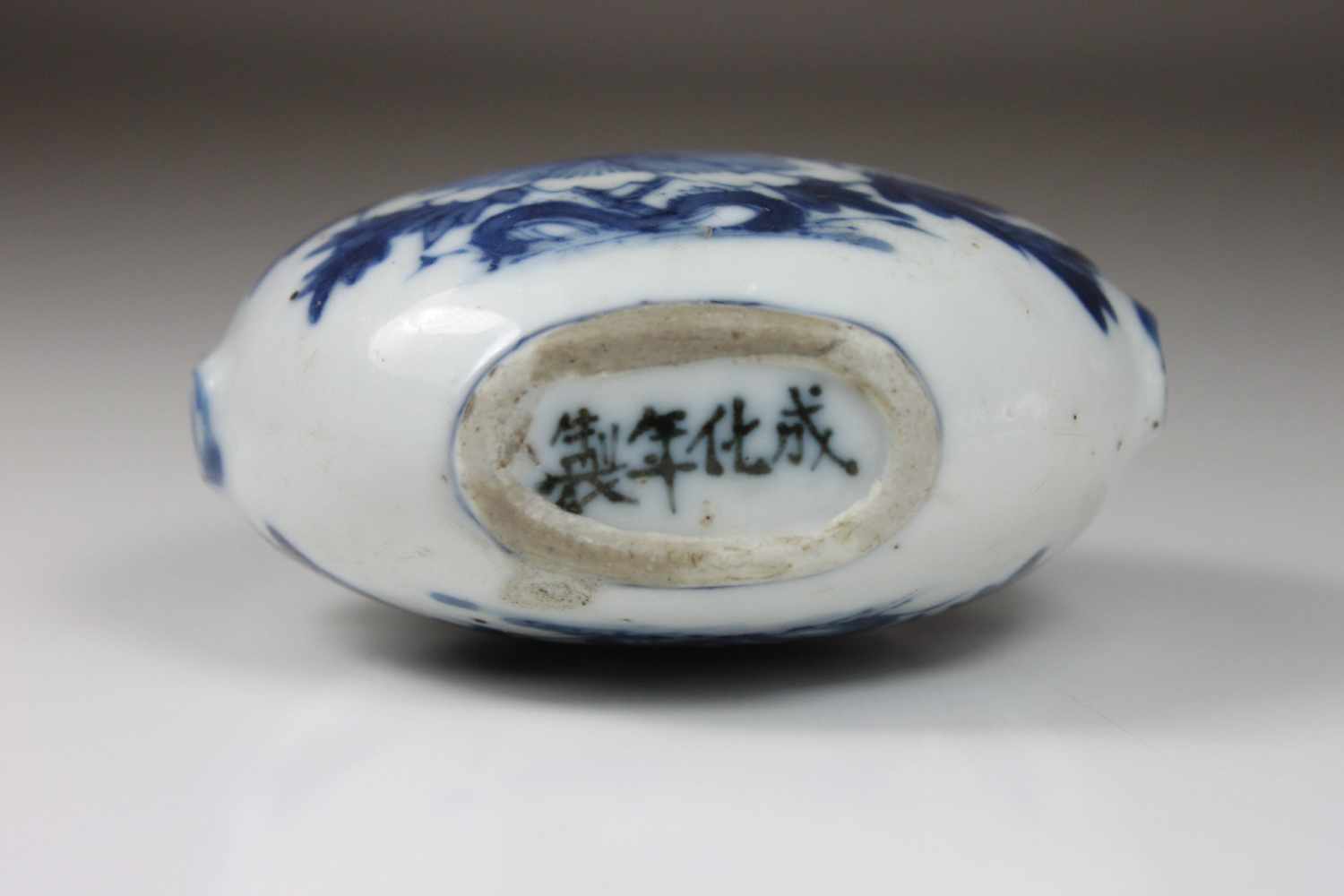 Snuffbottle, China, vier Zeichen unter Glasur, blau staffiert, H.: 9 cm, B.: 7 cm, am Stand - Image 2 of 2