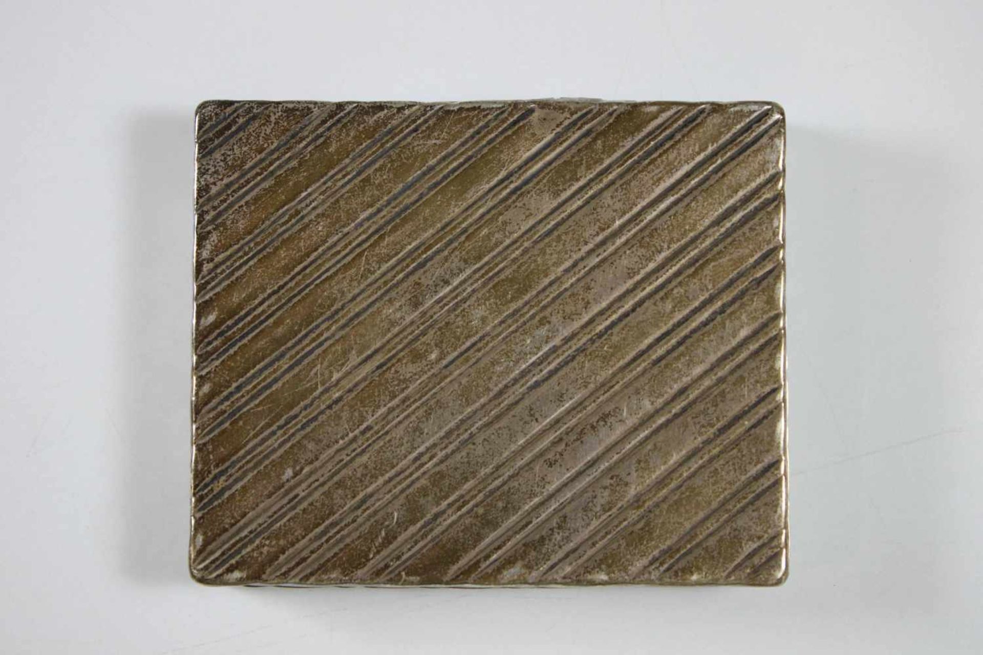 Zigarettenetui, Silber punziert, Gewicht ca. 133 gr., Maße: 6,7 x 8 x 1,6 cm.