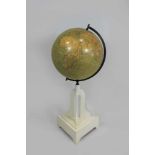 Großer Globus mit Standfuß aus Holz, 20. Jh., H.: 106 cm.