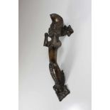 Bronzetürgriff, Tibet 19. Jh. ?, in Form eines mythologischen Wesens, L.: 28 cm.