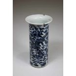 Kleine Vase, China 20. Jh., blau-weißer Drachendekor mit Pflanzenornamenten, blaue Vierzeichen