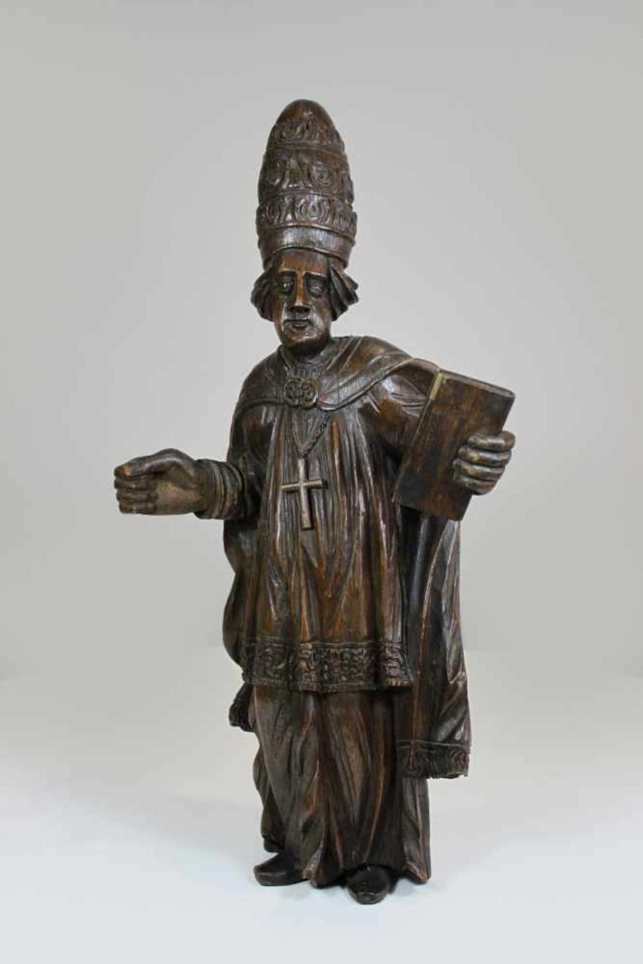 Heiligenfigur mit der päpstlichen Tiara und Buch, wohl 18 Jh., Holz, geschnitzt, verso gehöhlt sowie