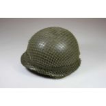 Amerikanischer Stahlhelm mit Tarnnetz, Herstellermarkiergung Cogebt 1953.