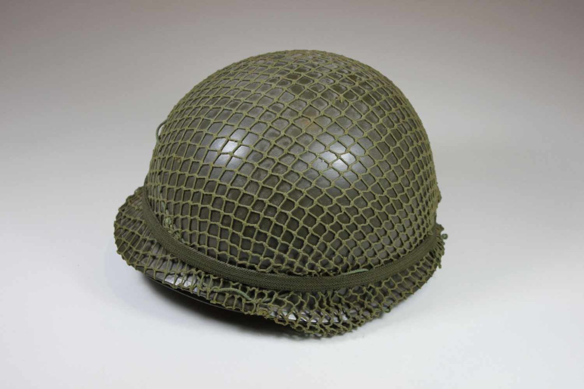 Amerikanischer Stahlhelm mit Tarnnetz, Herstellermarkiergung Cogebt 1953.