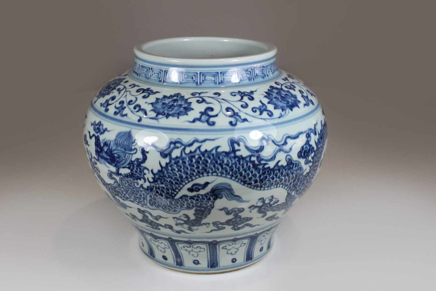 Porzellantopf, China, blau-weiß, Kreuzwolken und Drachendekor, Xuande-Marke, H.: 27 cm, guter