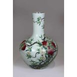 Große Vase, China 19. Jh., rote Quianlong Bodenmarke, Wandung polychrom staffiert, floraler Dekor,