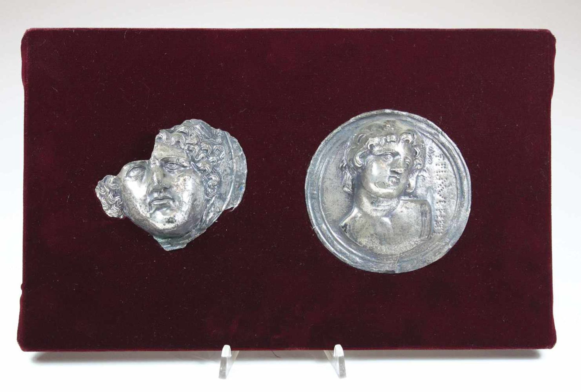 Paar Silberplaketten, wohl alt-griechisch, Reliefdarstellungen, Provenienz: Nachlass Prof. Dr.
