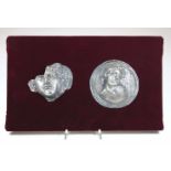 Paar Silberplaketten, wohl alt-griechisch, Reliefdarstellungen, Provenienz: Nachlass Prof. Dr.