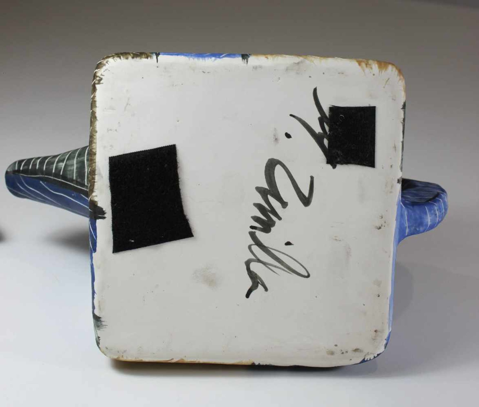 Teekanne, Keramik, 20. Jh., geometrische Bemalung, auf dieser liniertes Oberflächenmuster, sign.: M. - Bild 2 aus 2