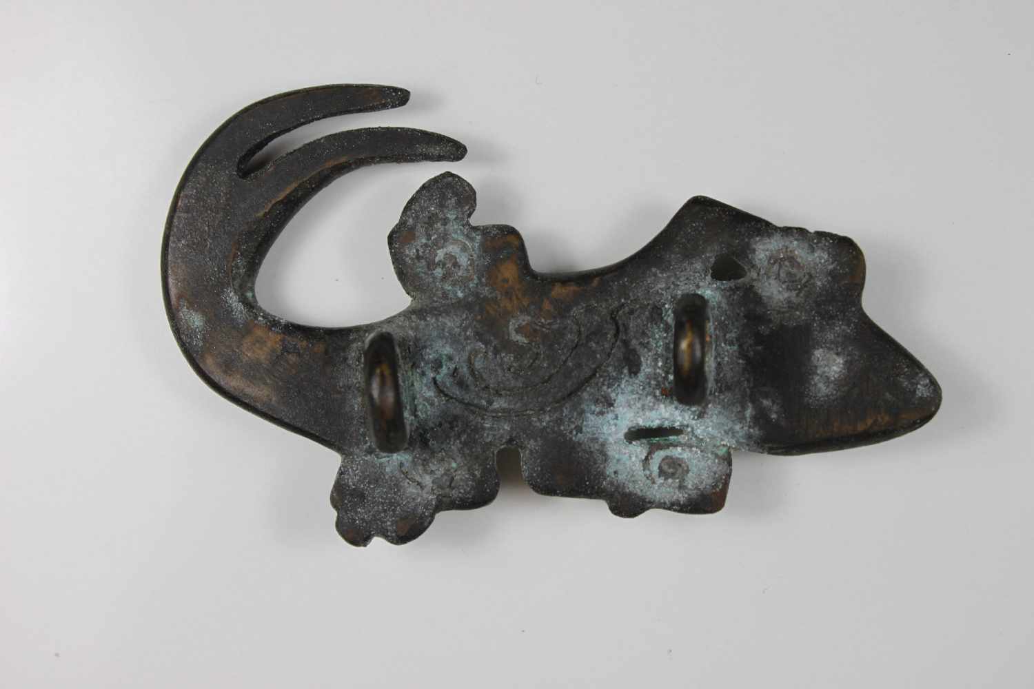 Salamander, Asien 19. Jh., Bronze, 2-schwänzig, mit Befestigungsringen auf Bauchseite, Maße: 8,5 x - Image 2 of 2